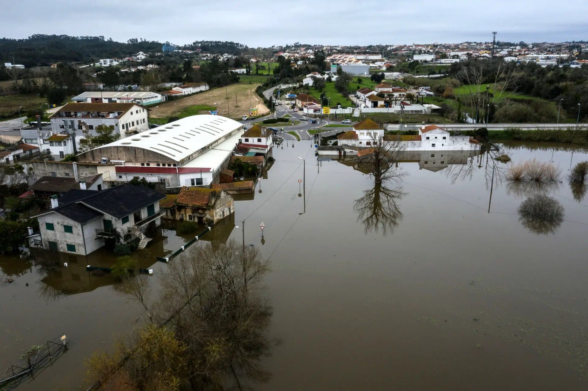 Portugal em alerta máximo: chuva, vento e riscos reais para casas e populações
